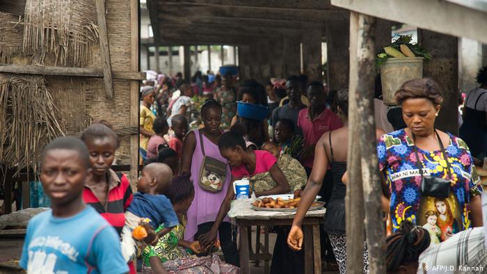 Gente en un mercado en el Congo