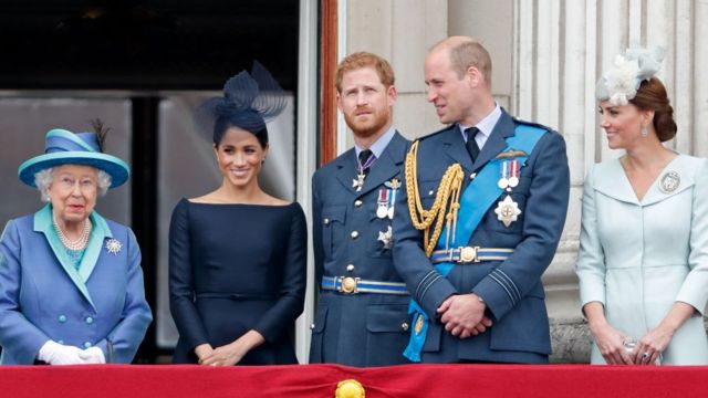 La reina Isabel II, Meghan, duquesa de Sussex, el príncipe Harry, el duque de Sussex, el príncipe Guillermo, el duque de Cambridge y Catalina, duquesa de Cambridge miran un vuelo para conmemorar el centenario de la Royal Air Force desde el balcón del Palacio de Buckingham el 10 de julio. , 2018
