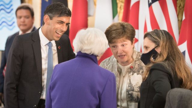 Los ministros de Finanzas de Reino Unido, Rishi Sunak (izq.), y Canadá, Chrystia Freeland (derecha).
