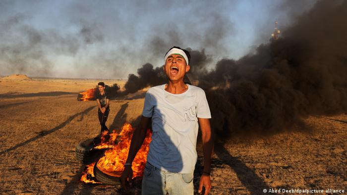 Foto de una persona que protesta en Gaza
