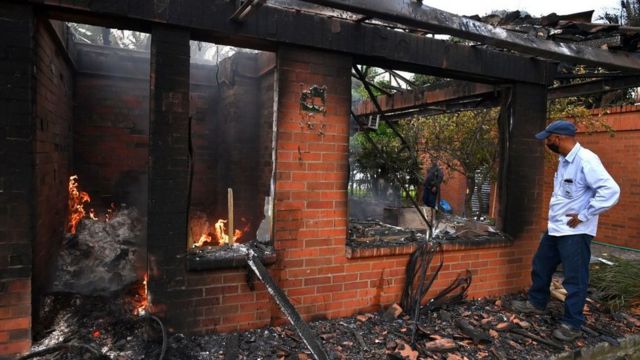 Un peaje incendiado por manifestantes en Villa Rica, Colombia, 27 de mayo, 2021